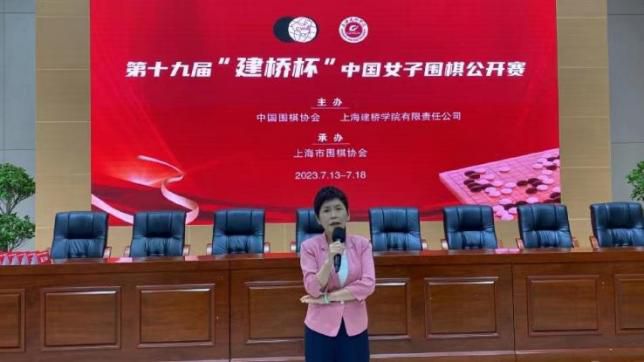 小心女人的背后