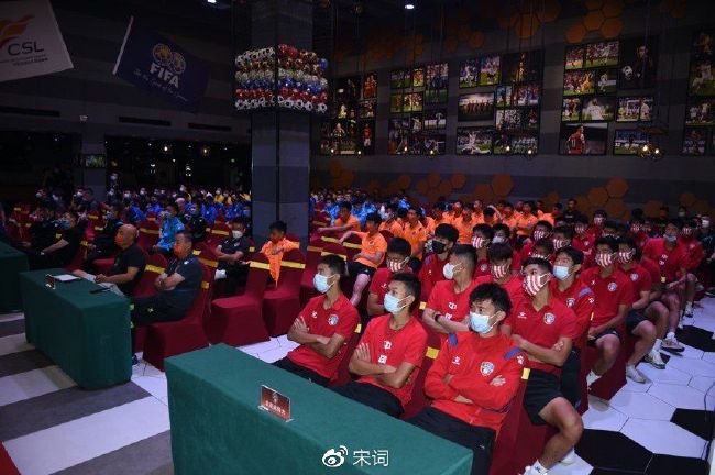 把腿张开的女人